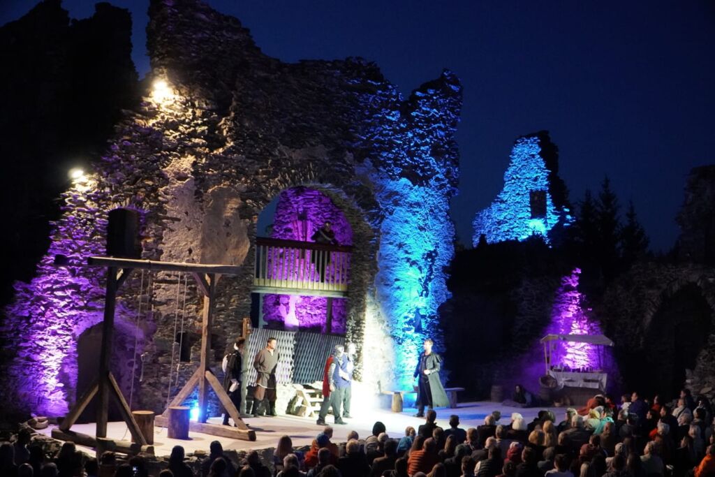 theater-mariahof-robin-hood-2023-steinschloss10